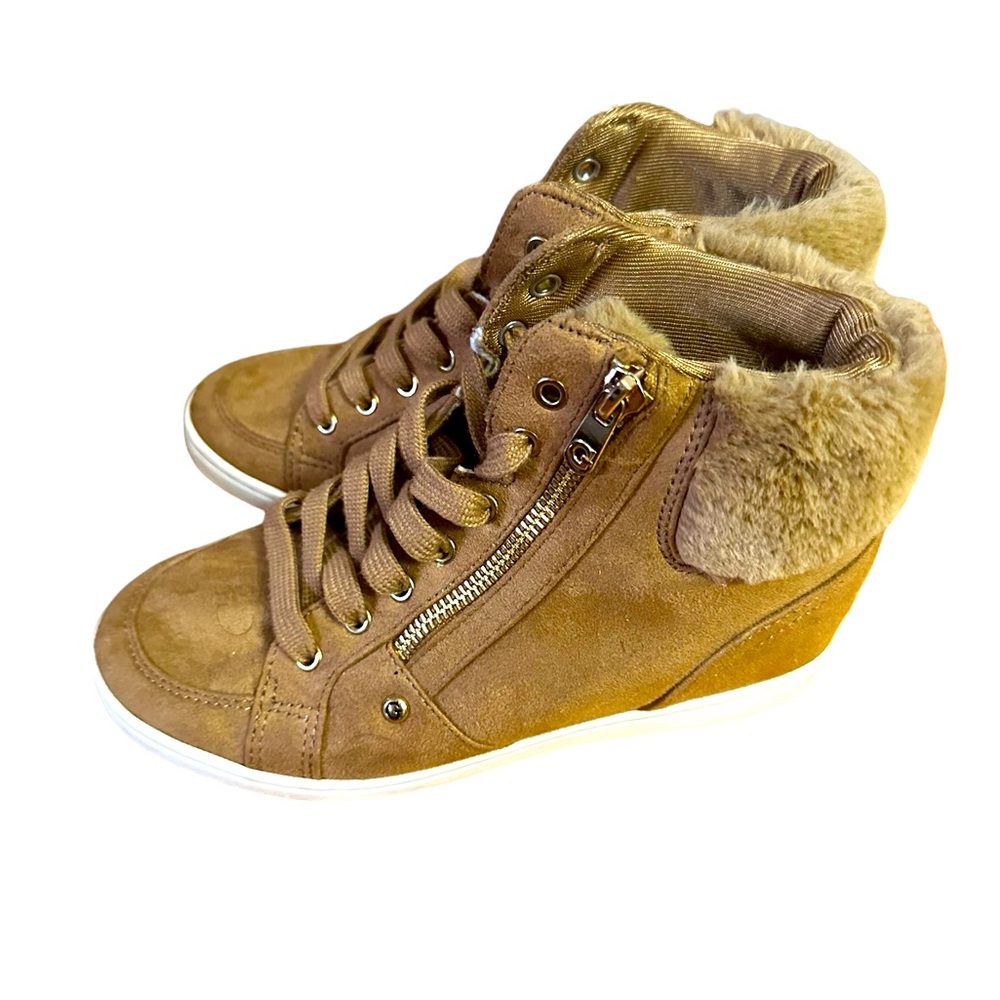 Women faux-Fur wedge booties. Shiny exposed zippers.Like New